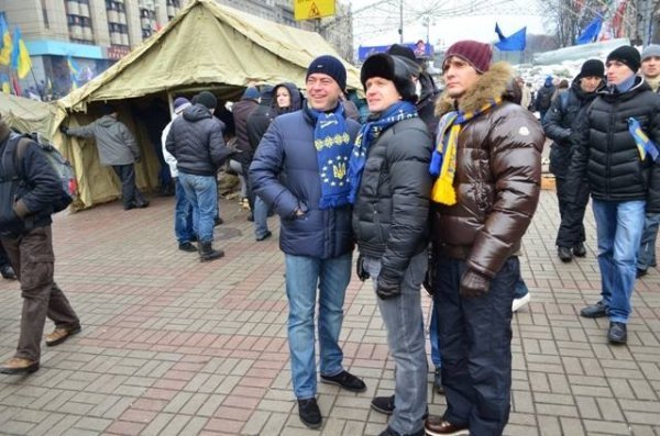 Волинські нардепи вийшли на Євромайдан і обіймалися з Русланою. ФОТО. ДОПОВНЕНО