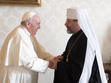 Очільник УГКЦ подарував Папі Римському осколок російської міни, яка влучила в храм