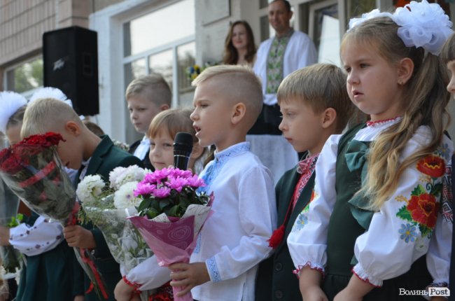 Перший дзвоник у луцькій школі №17. ФОТО