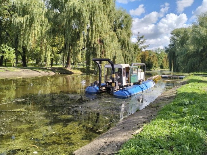 У центральному парку Луцька розчищають канали за майже мільйон