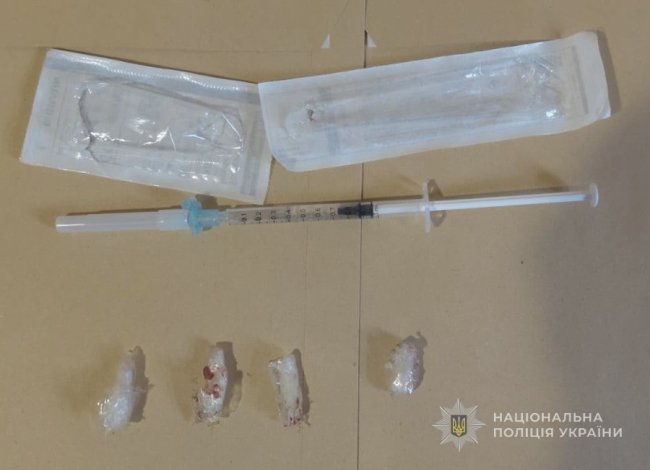 Матір у продуктах надсилала синові наркотики у колонію на Волині, а той їх продавав 