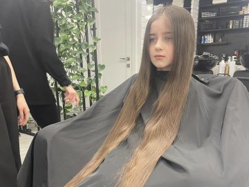 У Луцьку дівчинка обрізала своє довге волосся, щоб допомогти ЗСУ. ФОТО
