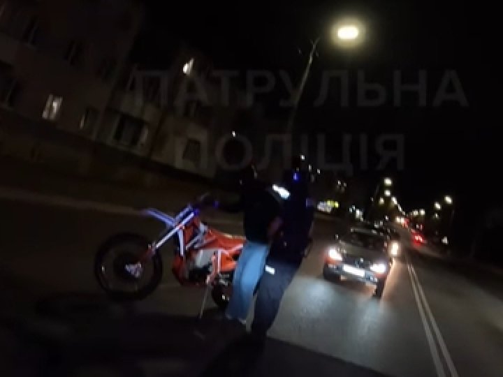Їхав на задньому колесі і виконував небезпечні маневри: у Луцьку зупинили мотоцикліста без прав. ВІДЕО