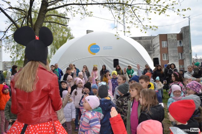 У парку Героїв Майдану та Небесного Легіону в Луцьку запрацювала дитяча точка «Спільно». ФОТО