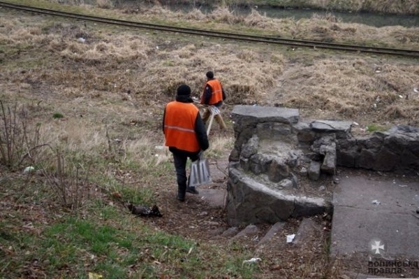 У Луцьку прибирають узбережжя Сапалаївки. ФОТО 