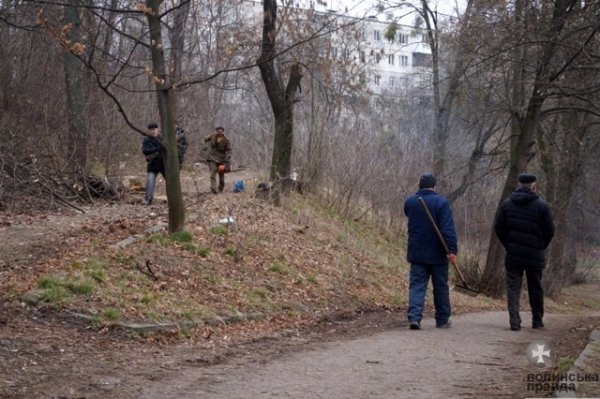 У Луцьку прибирають узбережжя Сапалаївки. ФОТО 