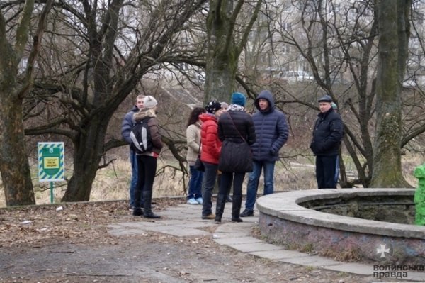 У Луцьку прибирають узбережжя Сапалаївки. ФОТО 