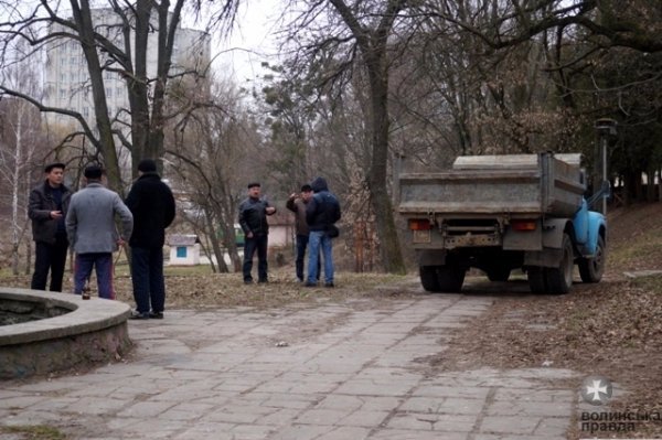 У Луцьку прибирають узбережжя Сапалаївки. ФОТО 