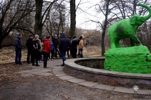 У Луцьку прибирають узбережжя Сапалаївки. ФОТО 