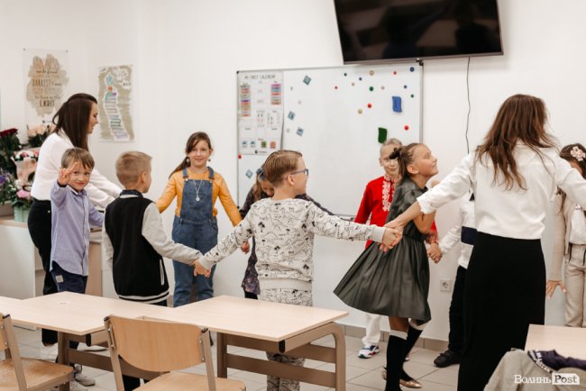 У новій локації і… з котом: як в інноваційній луцькій школі «ThinkGlobal» 1 вересня відзначали. ФОТО* 