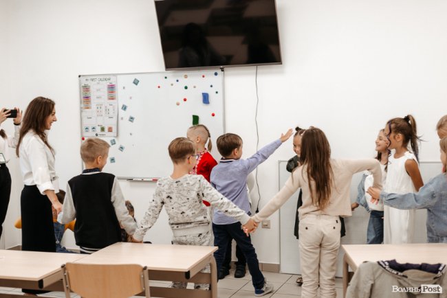 У новій локації і… з котом: як в інноваційній луцькій школі «ThinkGlobal» 1 вересня відзначали. ФОТО* 