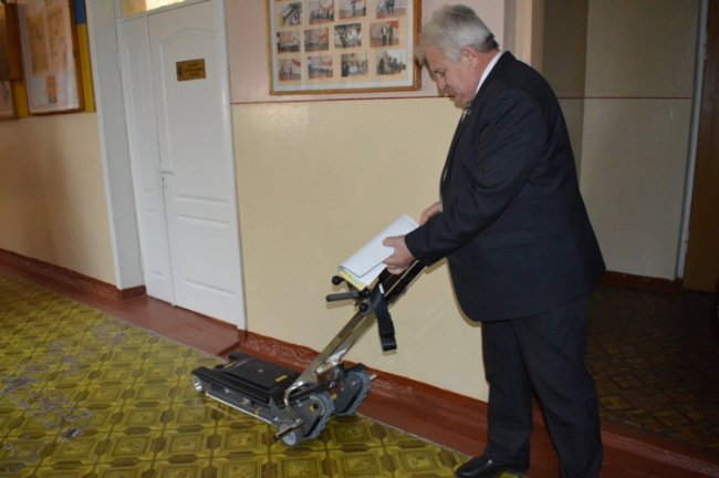 У волинську школу придбали спецпідйомник для дітей-візочників