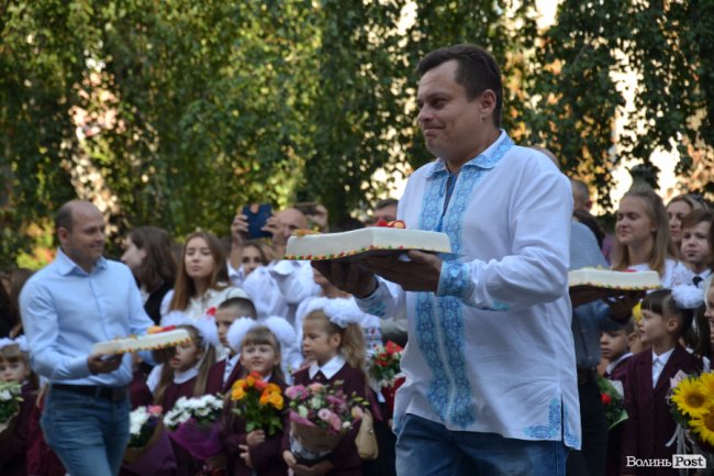 Каша та вишиті рушники: Перший дзвоник у школі №5