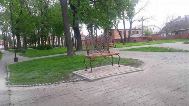 Подарунок любителям селфі: у Володимирі встановили «лавочку закоханих»