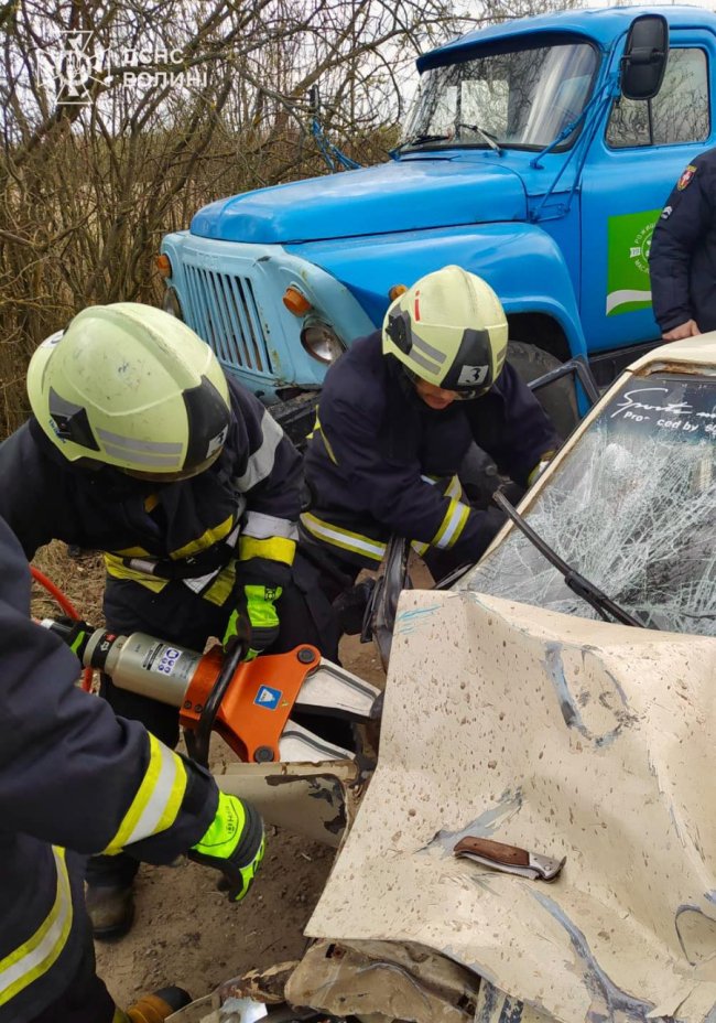 Під час аварії на Волині рятувальники деблокували водія автівки