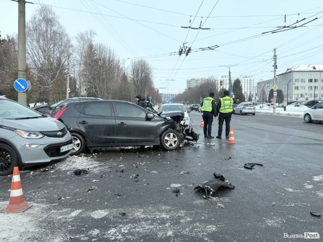У Луцьку - аварія: зіткнулися три автівки. ФОТО