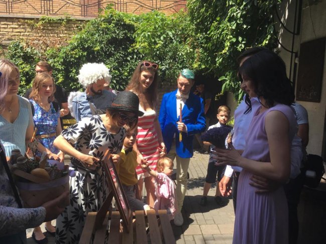 Щасливі і закохані: у Луцьку побралися відомі волонтери. ФОТО