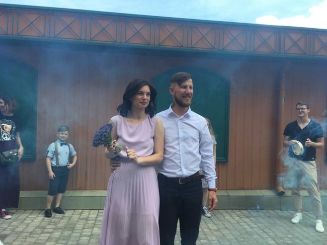 Щасливі і закохані: у Луцьку побралися відомі волонтери. ФОТО