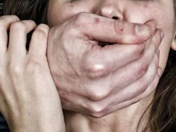 Батько зґвалтував  хвору 15-річну доньку