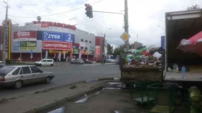 Лучанин нарікає на сморід біля «Варшавки»