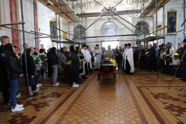 Лучани навколішки прощалися з Героєм Олександром Юзвою