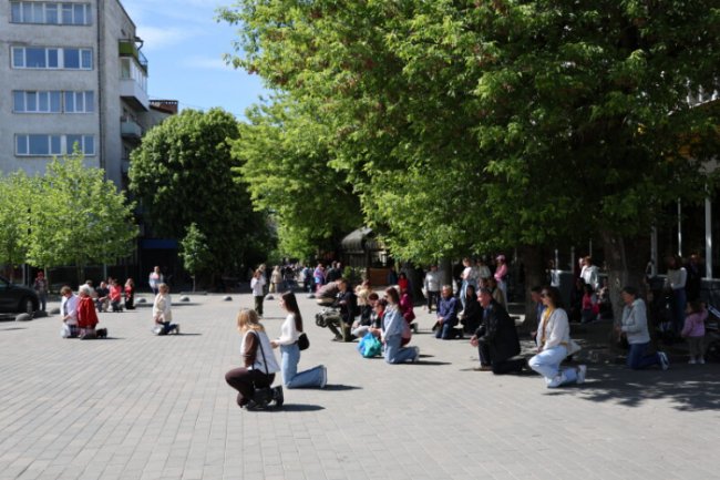 Лучани навколішки прощалися з Героєм Олександром Юзвою