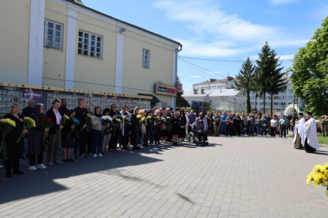 Лучани навколішки прощалися з Героєм Олександром Юзвою