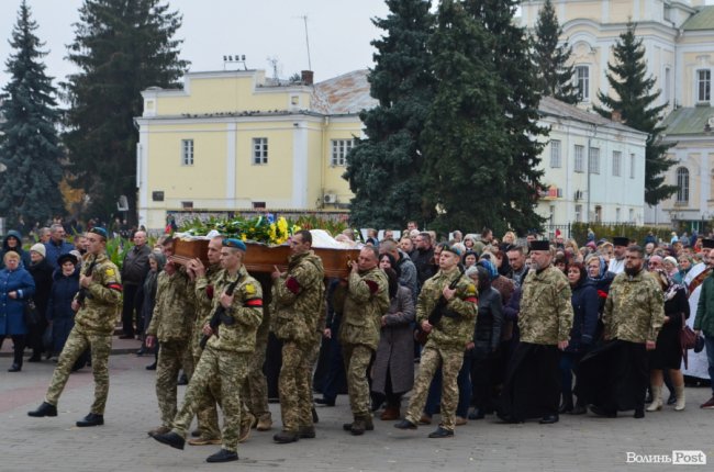 «Він захищав не лише свою сім‘ю»: у Луцьку попрощалися з Героєм. ФОТОРЕПОРТАЖ