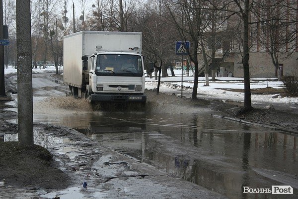 У Луцьку затопило вулицю Ветеранів. ФОТО