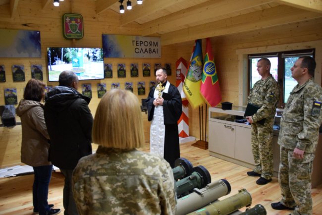 Батькам загиблого прикордонника з Волині вручили його погони «старшого сержанта». ФОТО