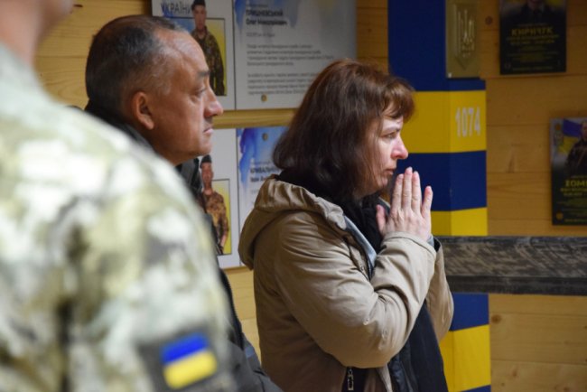 Батькам загиблого прикордонника з Волині вручили його погони «старшого сержанта». ФОТО