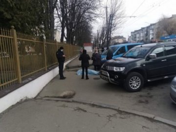 У Луцьку біля лікарні помер чоловік