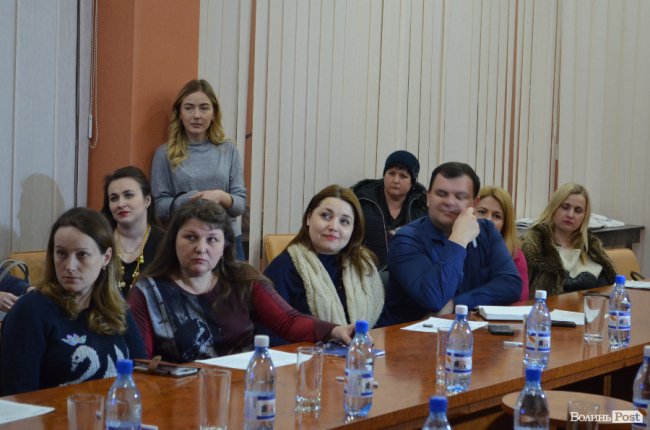 Керівники та представники батьківських піклувальних рад шкіл Луцька на презентації мультиборда