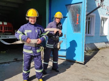 Провели на пенсію: на Волині вогнеборців облили водою під звуки сирени. ВІДЕО