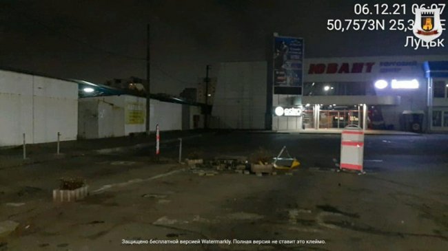 У Луцьку на Карпенка-Карого демонтували незаконні шлагбауми. ФОТО 