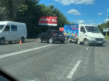 У Луцьку зіткнулись Nissan  і вантажний Mercedes. ФОТО