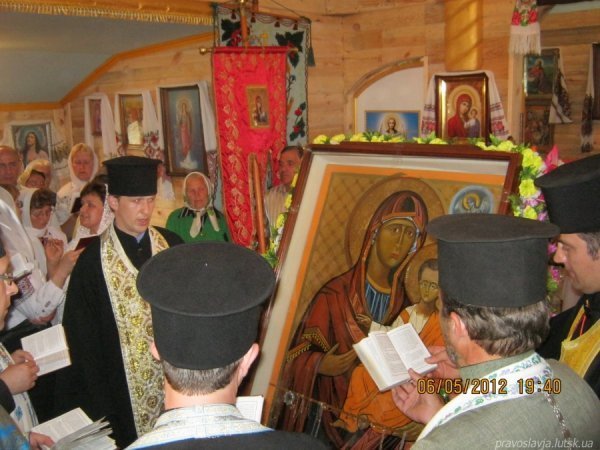 До святині ідуть віруючі і Київського, і Московського патріархатів