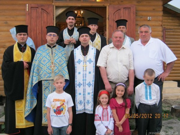 До святині ідуть віруючі і Київського, і Московського патріархатів