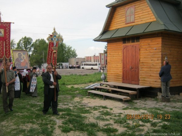 До святині ідуть віруючі і Київського, і Московського патріархатів