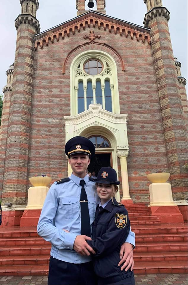 Волинський рятувальник під гул повітряної тривоги освідчився коханій