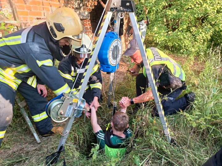 У Луцьку підліток впав у колодязь, працювали рятувальники. ФОТО