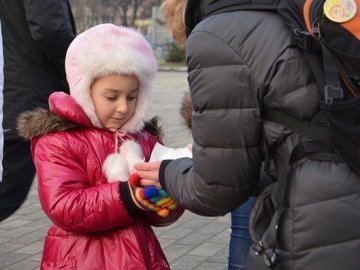 У центрі Луцька дітям роздавали печиво та подарунки. ФОТО