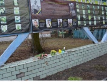 Ре(де)монтувати: у Любешеві не знають, що робити зі Стендом Героїв