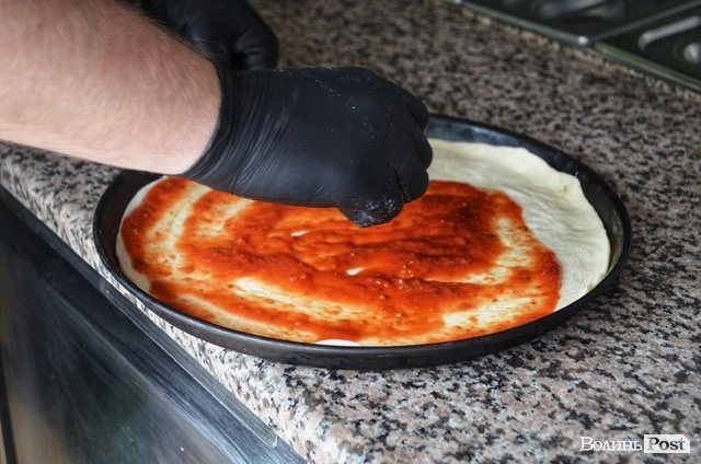 Вперше у Луцьку – піца без бортиків*