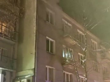 У центрі Луцька - пожежа: горить будинок