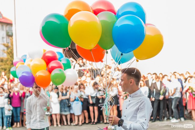 Квіти, вітання та усміхнені першачки: у луцькій школі №9 пролунав перший дзвоник. ФОТО