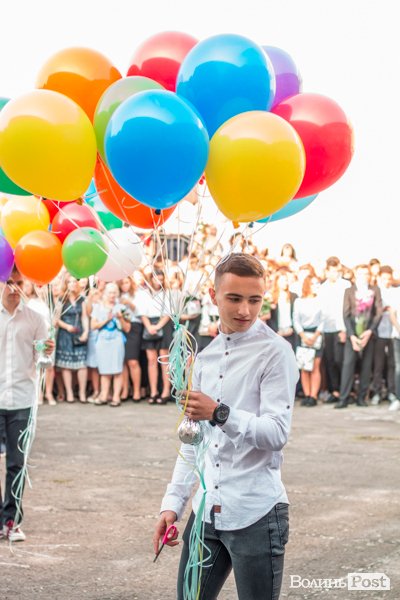 Квіти, вітання та усміхнені першачки: у луцькій школі №9 пролунав перший дзвоник. ФОТО