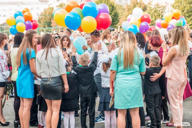 Квіти, вітання та усміхнені першачки: у луцькій школі №9 пролунав перший дзвоник. ФОТО