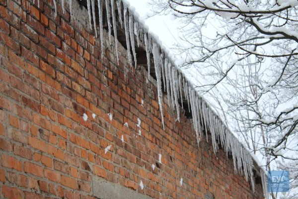 Нововолинськ: бурульки збивають навіть швабрами