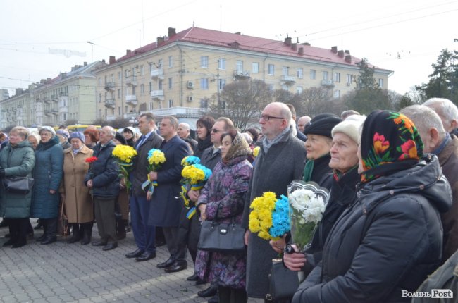 У Луцьку поклали квіти до пам’ятника Шевченку. ФОТО